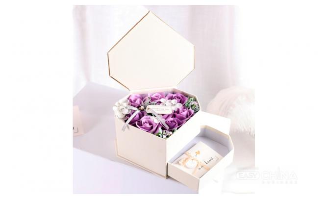 Подарочный набор мыла из роз в виде сердца