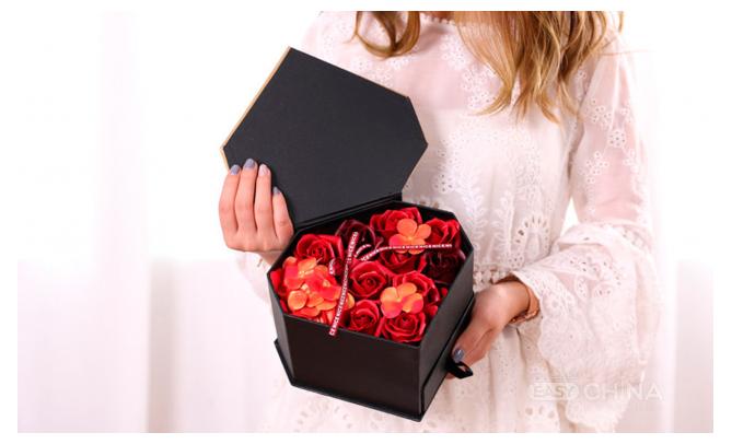 Подарочный набор мыла из роз в виде сердца