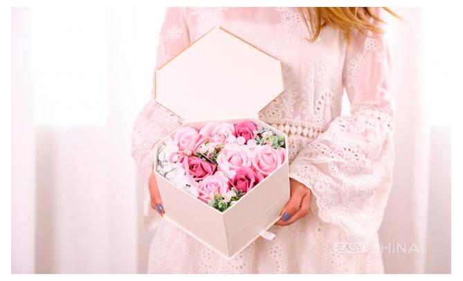 Подарочный набор мыла из роз в виде сердца