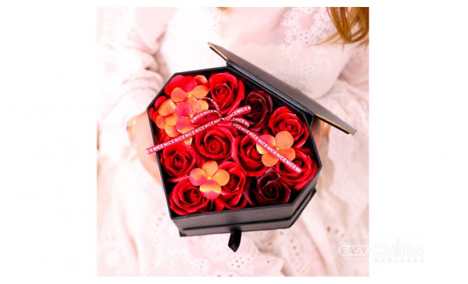 Подарочный набор мыла из роз в виде сердца